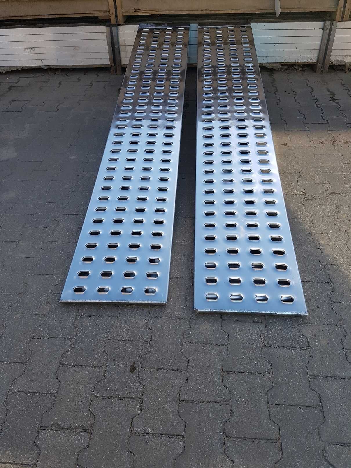 Najazdy aluminiowe 3000 x 425 x 4 mm .Ładowność 2500 kg.