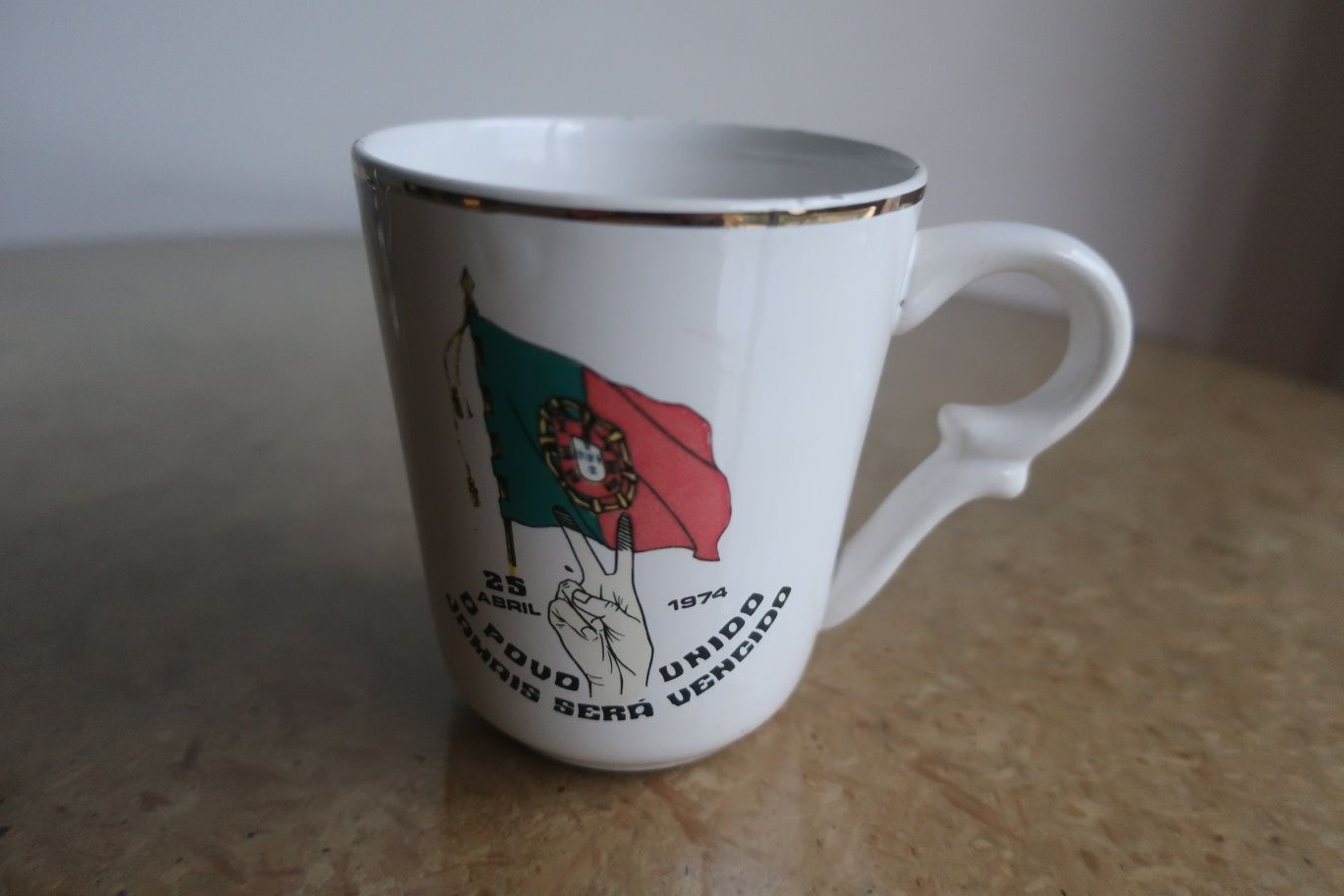 Caneca 25 de abril de 1974 portuga (original, rara, adquirida em 1975)