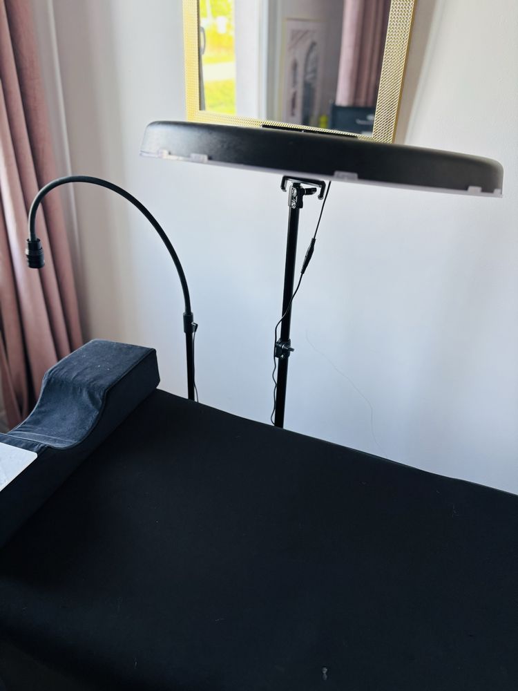 Łóżko do stylizacji rzęs i lampa