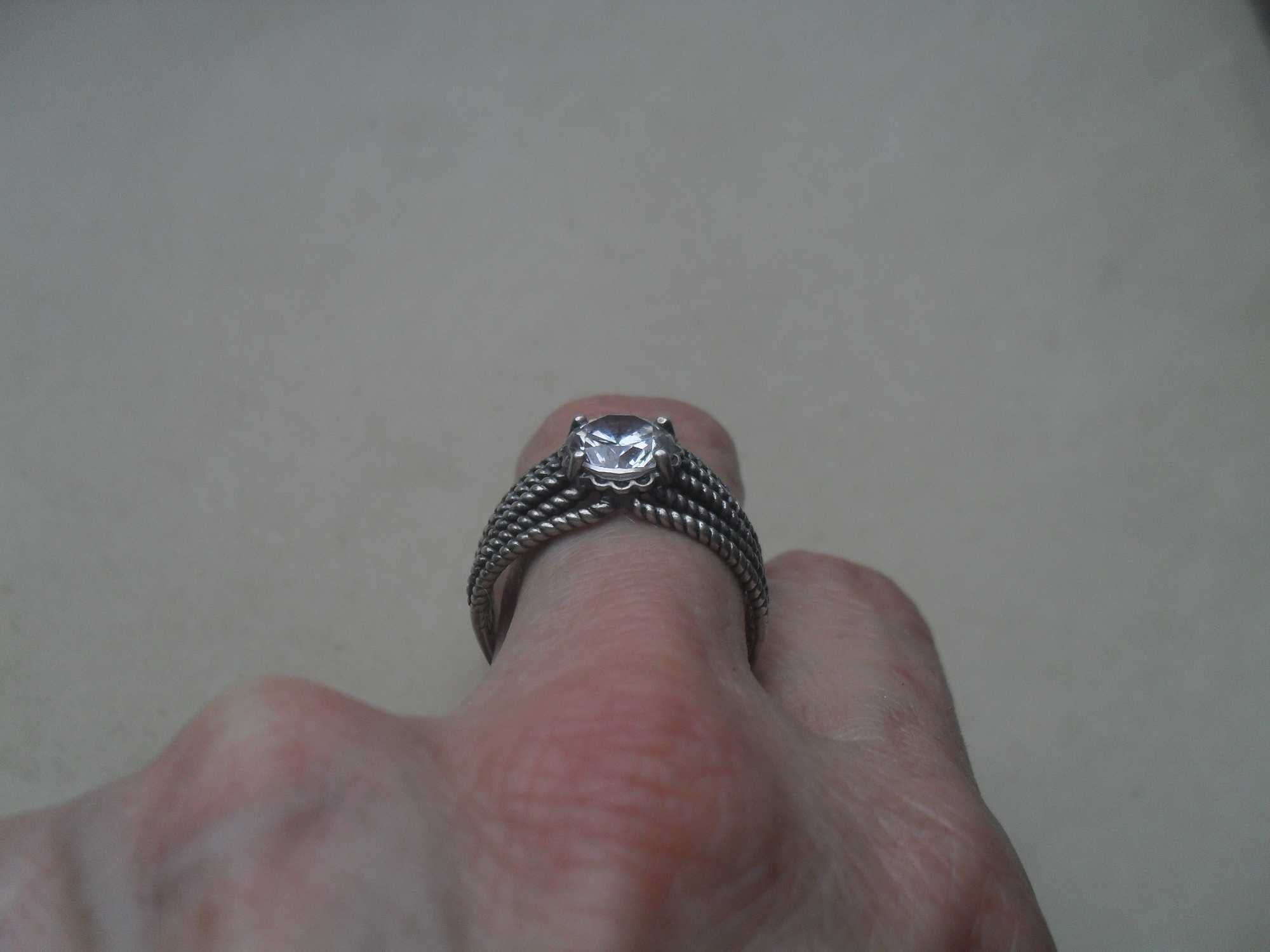 Srebrny pierścionek - kryształ z ozdobnymi pręcikami Cena ost