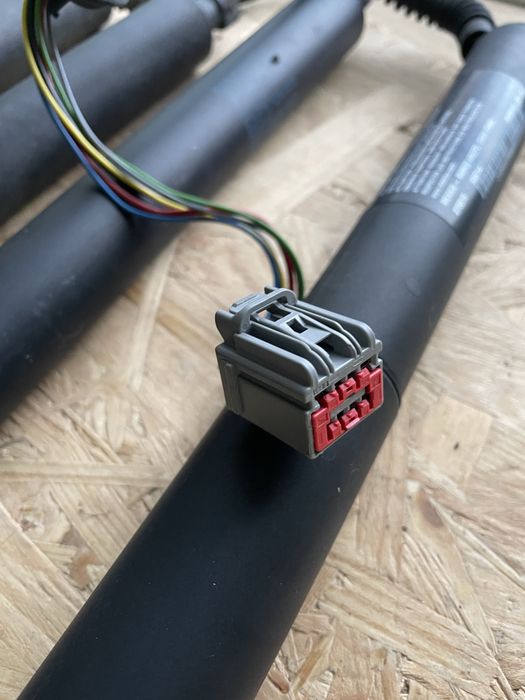 Амортизатор кришки багажника Tesla Model Y опора ляди Тесла Модел У