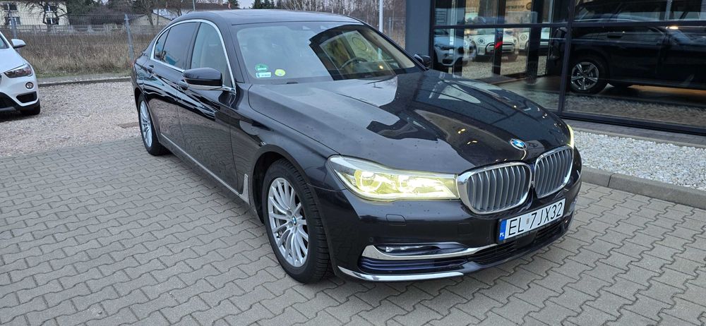 Przewóz do 7 osób Mercedes V-klasa, wynajem auta do ślubu BMW seria 7