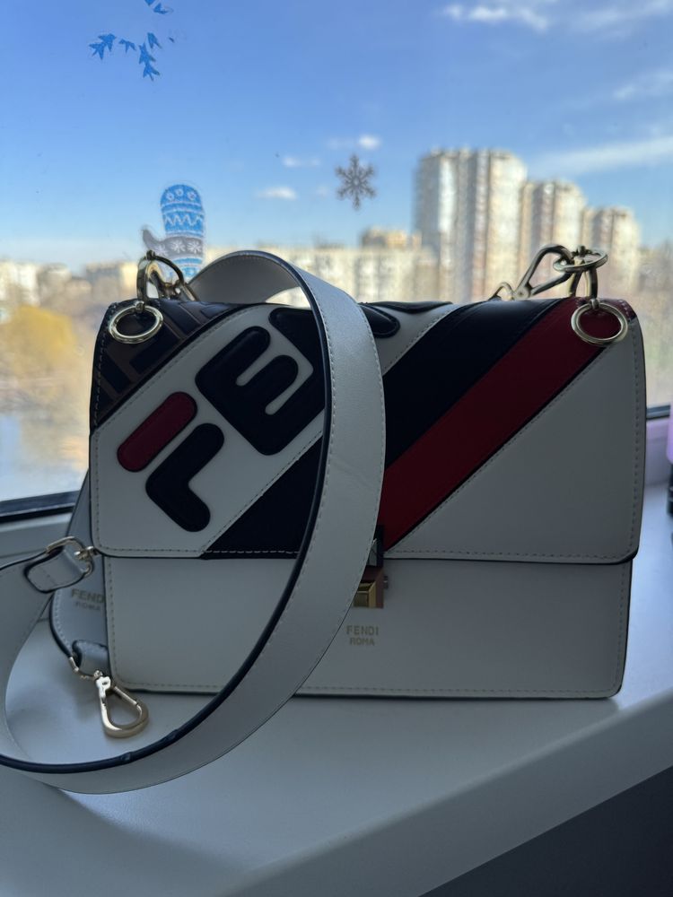 Сумочка бренду Fendi