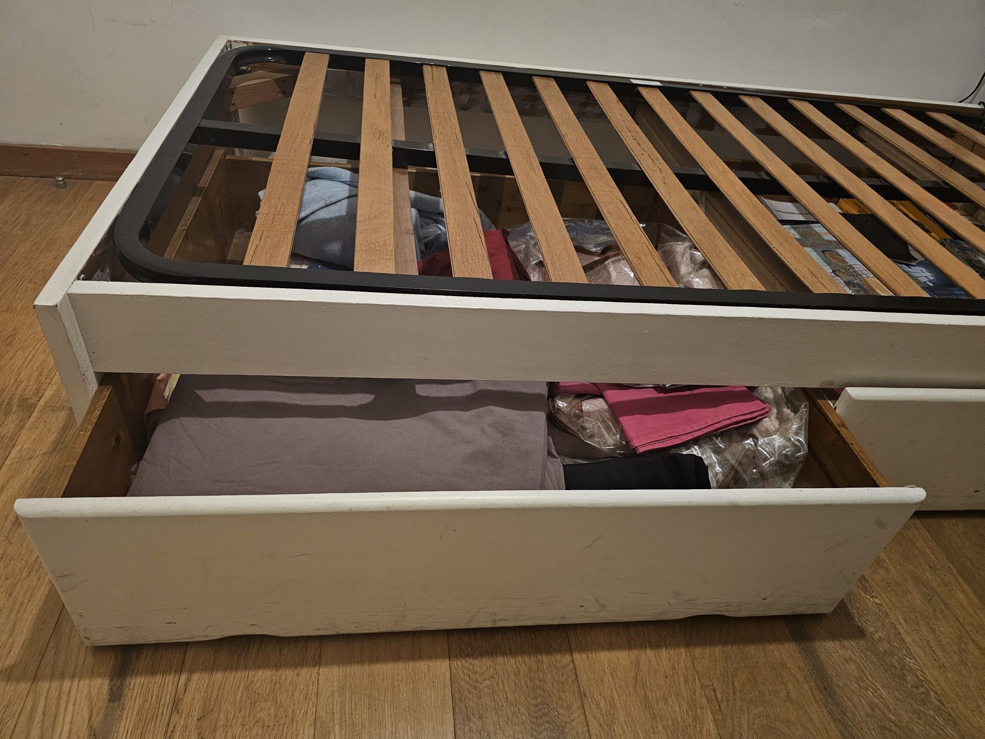 Cama de solteiro com gavetas
