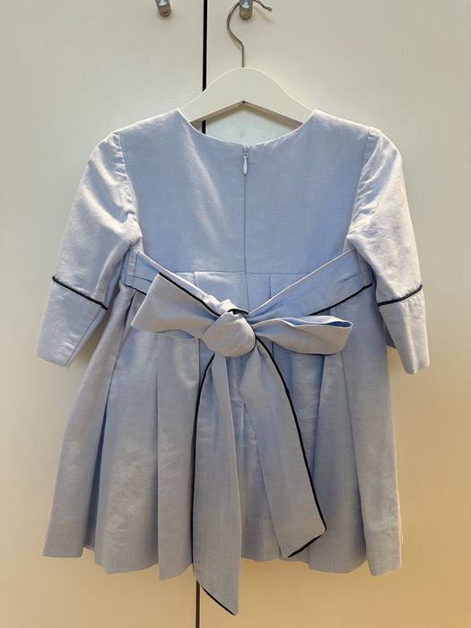 Vestido clássico azul bebé com vivos azul marinho, 3 anos.