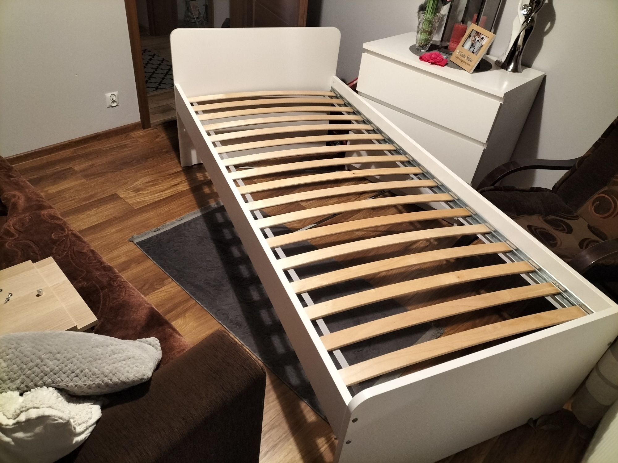 Łóżko Ikea släkt 200x90 i dwie szuflady na kółkach