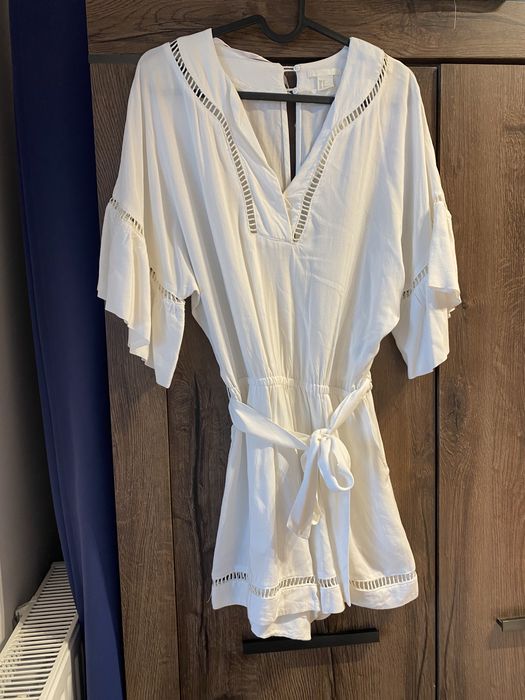 biały kombinezon boho letni krótki h&m ecru z paskiem plazowy sukienka