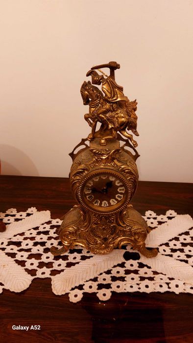 Relógio antigo em bronze