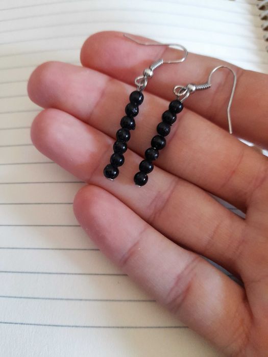 Brincos pendentes preto