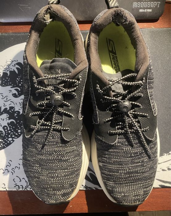 Tenis skechers (N.44).
