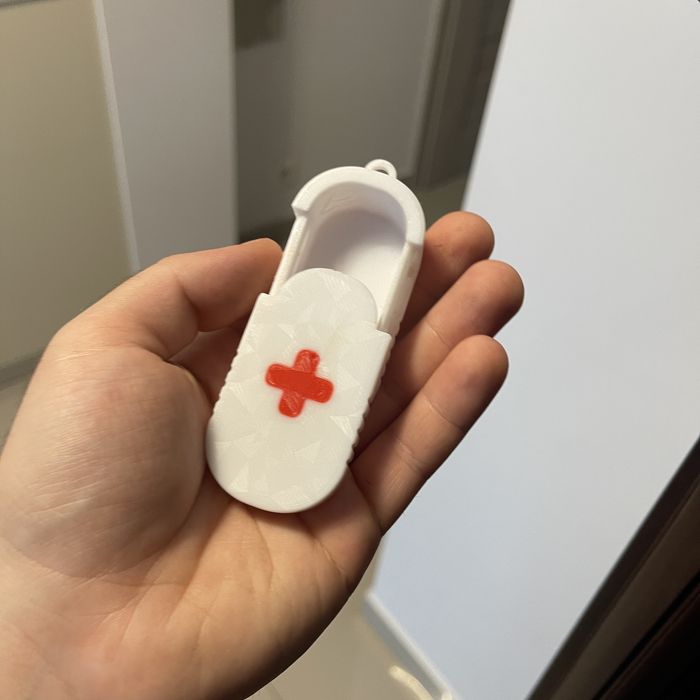 Pojemnik przenośny na lekarstwa – apteczka z krzyżem