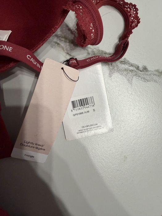 Удобний красний лифчик Calvin Clein, с бирками