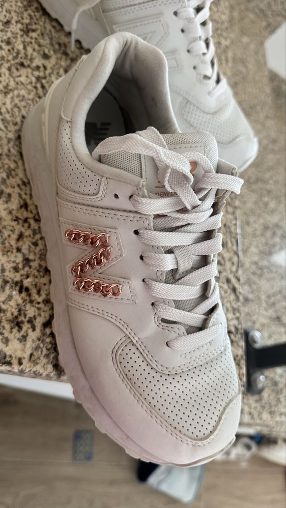 New Balance 574 Brancas com Corrente