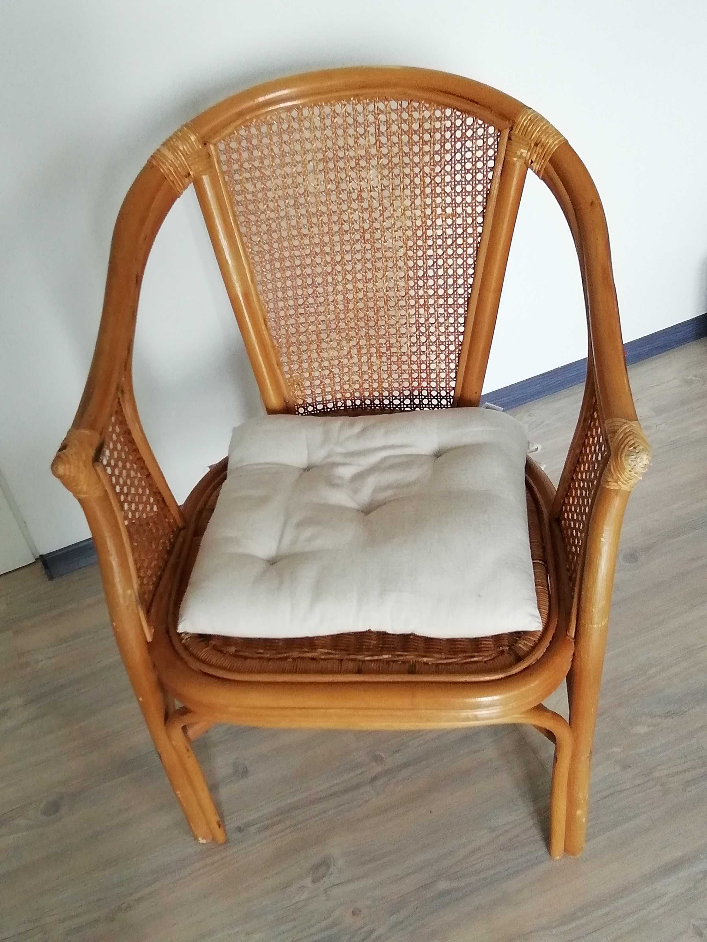 Krzesło rattanowe z podłokietnikami