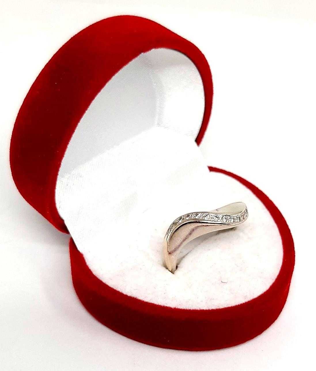 Złoty pierścionek z Diamentami 0,18ct PR.585 W:4,39gr R.15 InterSKLEP