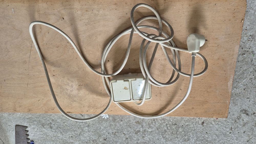 Przedłużacz z podwójnym gniazdkiem z klapkami