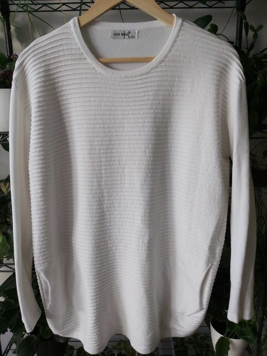 Светр жіночий молочний