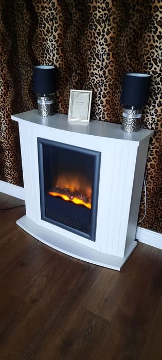 Kominek elektryczny z możliwością grzania