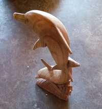 Escultura de Golfinhos em Madeira