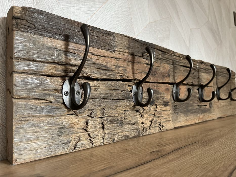 Niepowtarzalny wieszak na ubrania z bardzo starej deski.