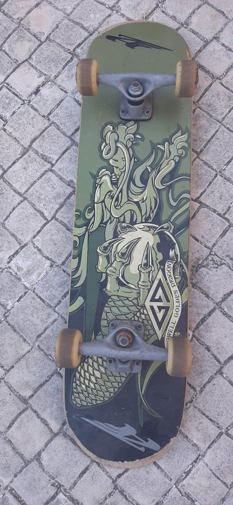 Skate powell golden dragon