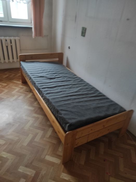 Łóżko z materacem