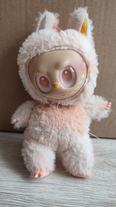 Labubu morelowy  brelok