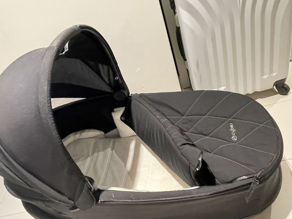 Gondola Cybex Priam- zdjecie przekłamuje kolor
