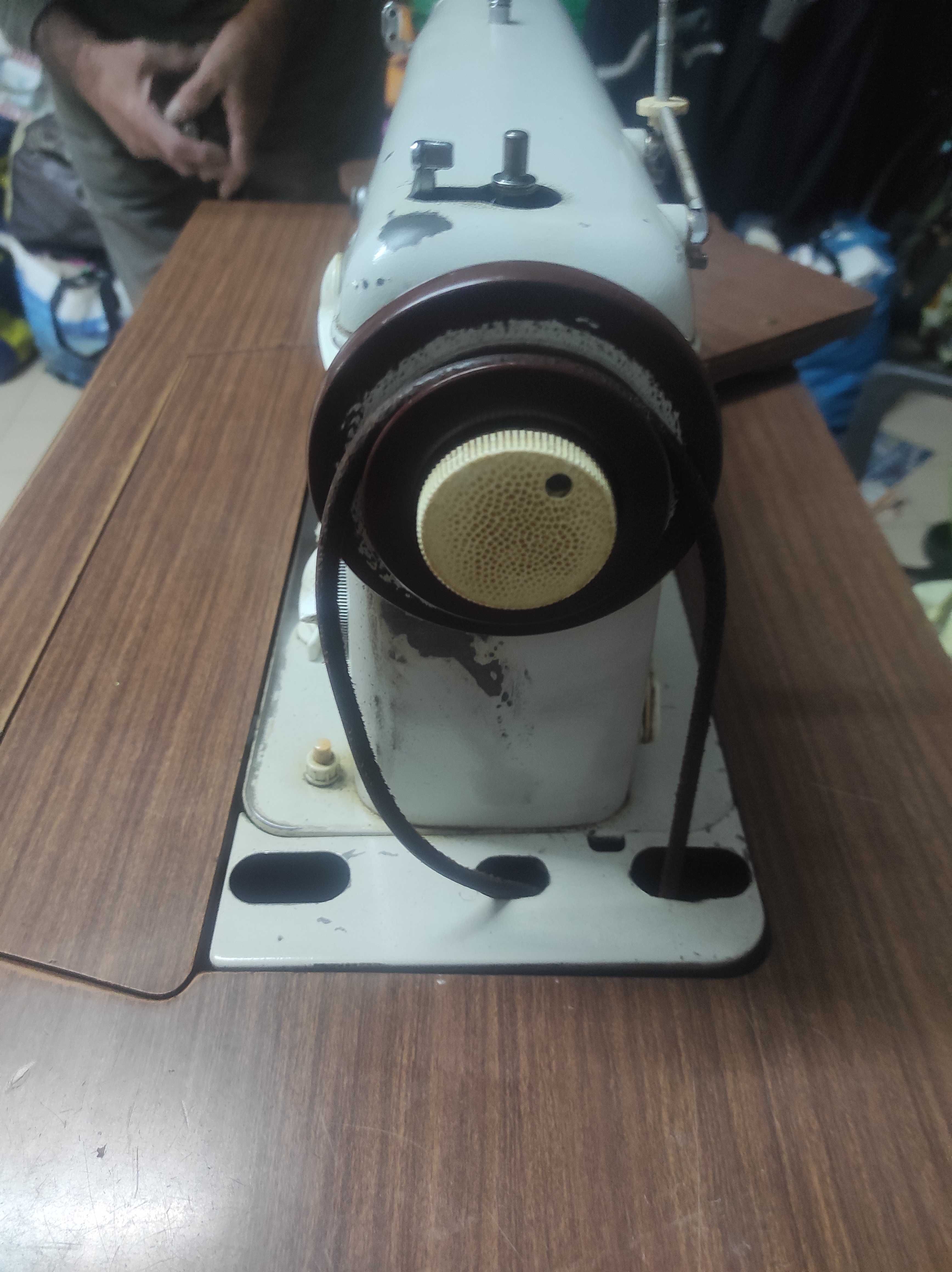 Máquina de Costura PFAFF com Mesa