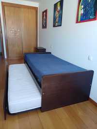 Conjunto 2 camas solteiro, cómoda e mesinha de cabeceira