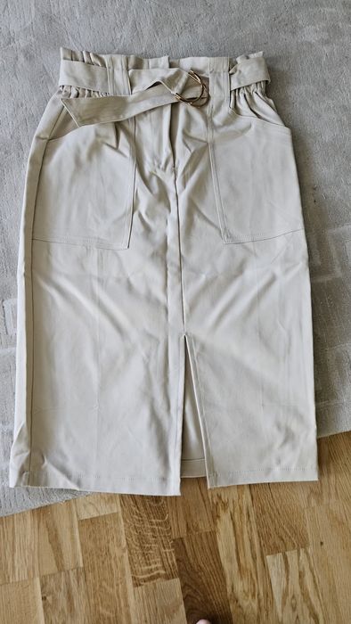 Спідниці нові чорна та маслянаа