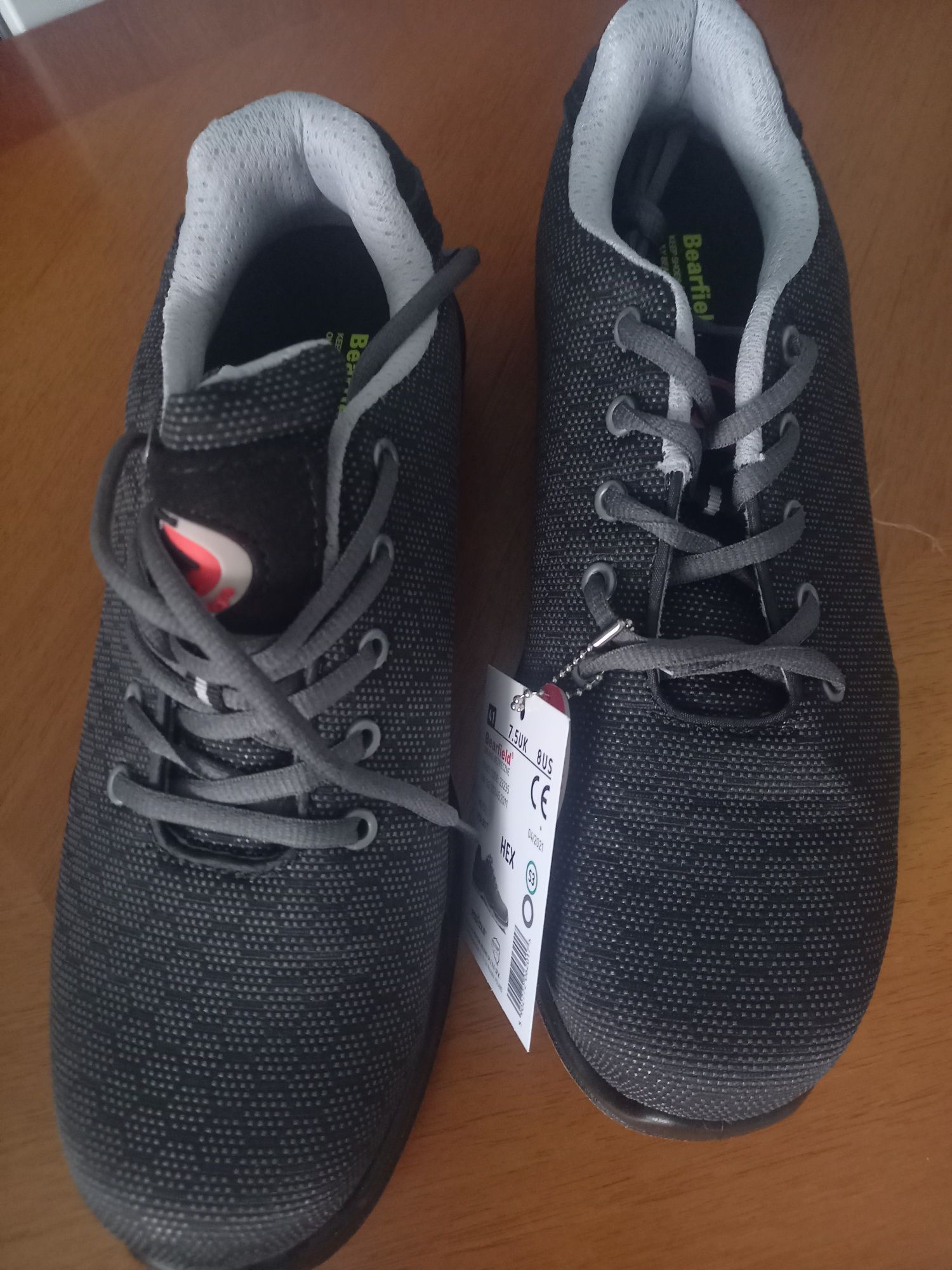 Buty nowe z metalowymi noskami