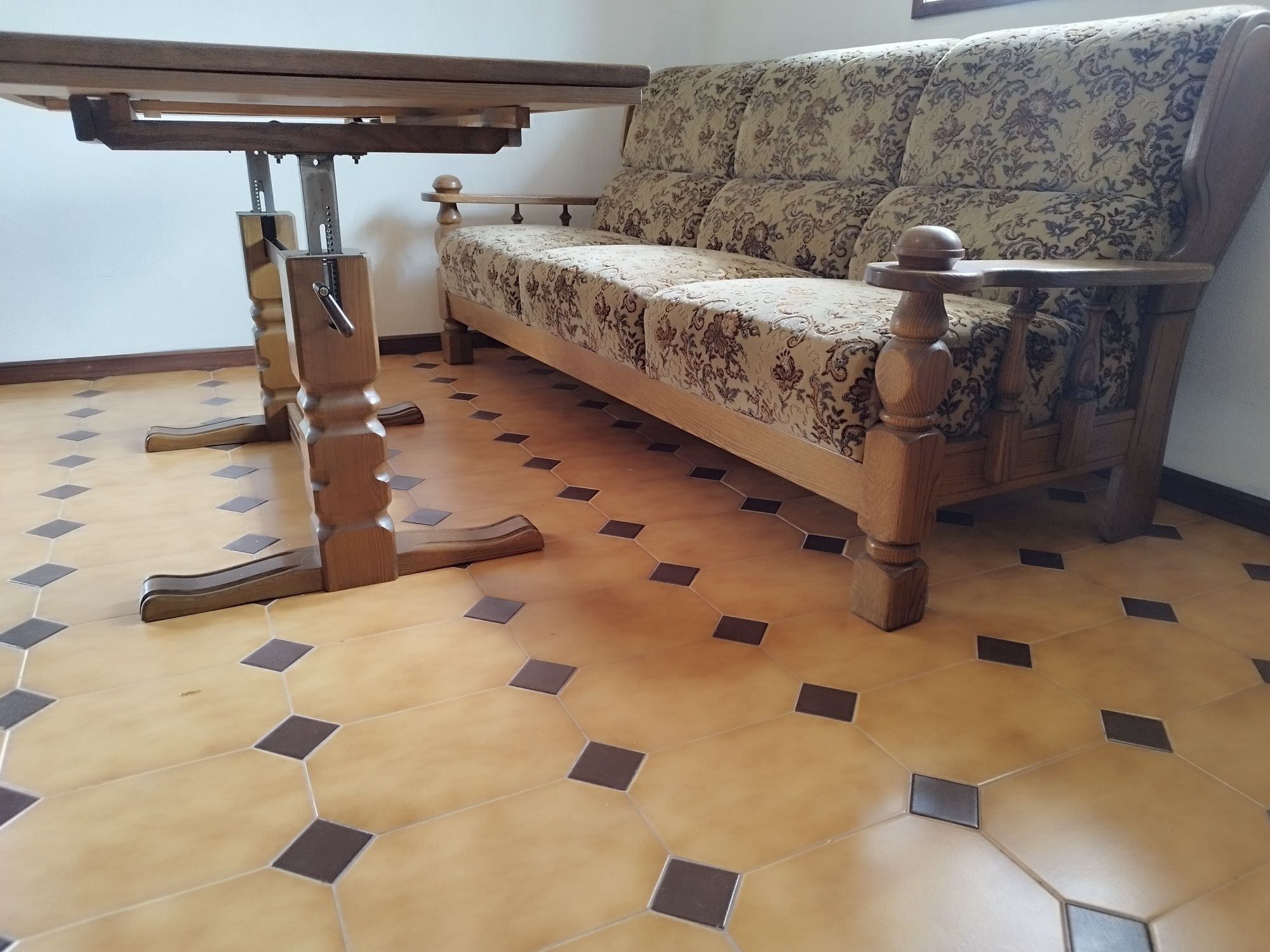 Conjunto Sofás e Mesa Extensível