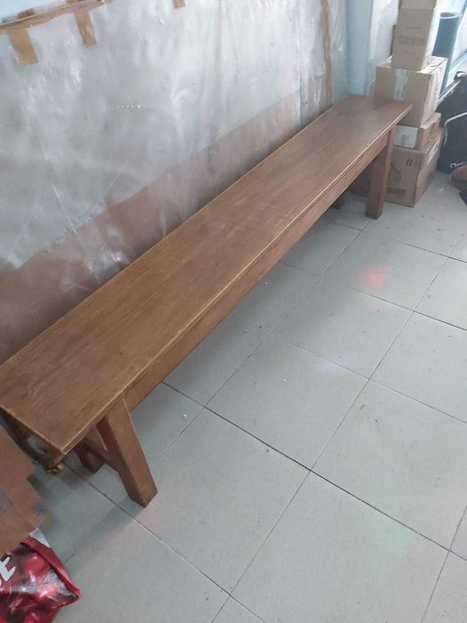 2 Mesas com 2 bancos de madeira