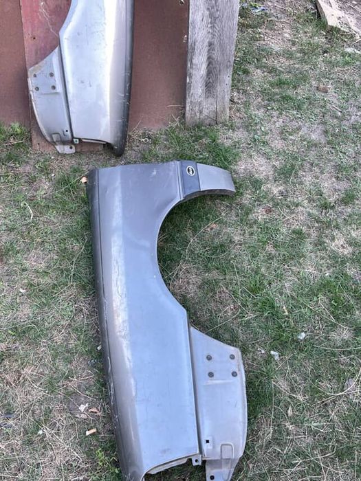 Продам два крила ауді 80