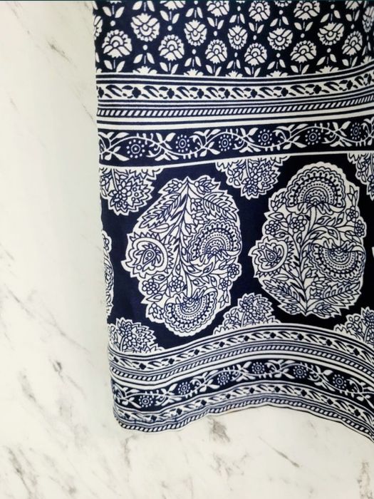 Sukienka boho w drobne kwiaty rękaw ¾ chwosty