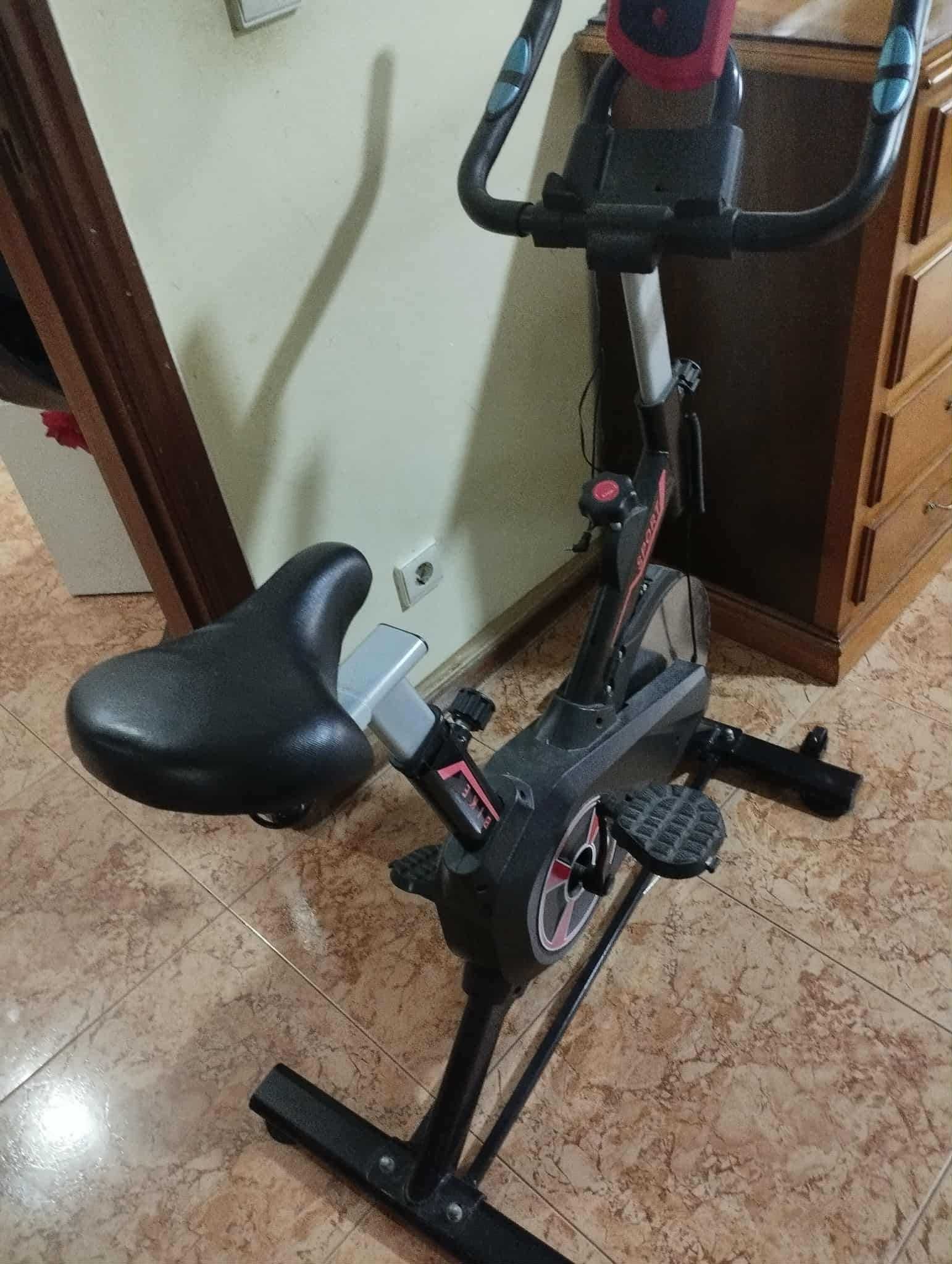Bicicleta ginástica mal usado