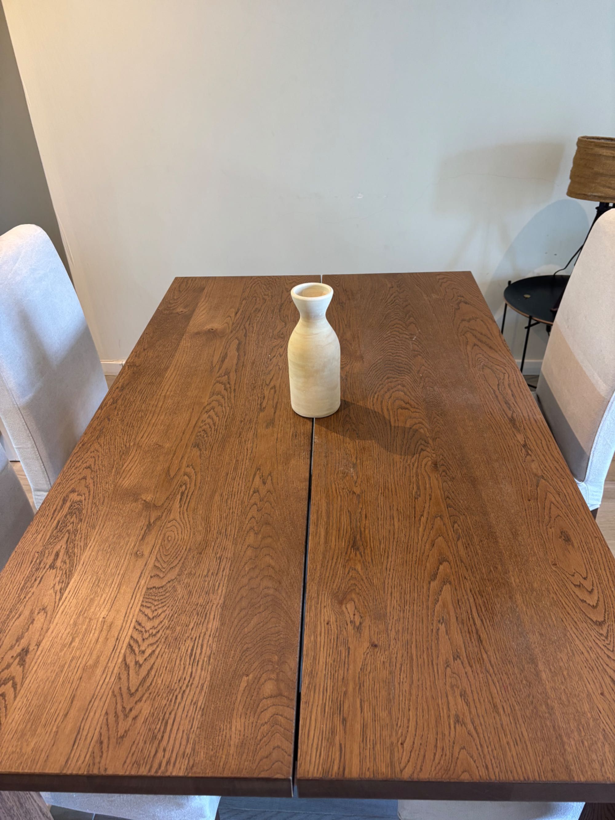 Mesa de jantar em madeira com 4 cadeiras