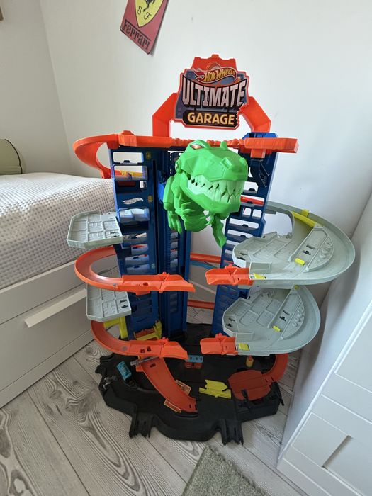 Mega garaz T-rexa stan bardzo dobry.