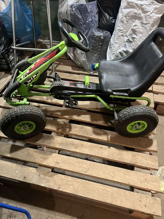 Дитячий автомобіль на педалях в дуже гарному стані.