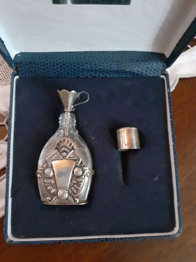 Estojo perfumador com funil