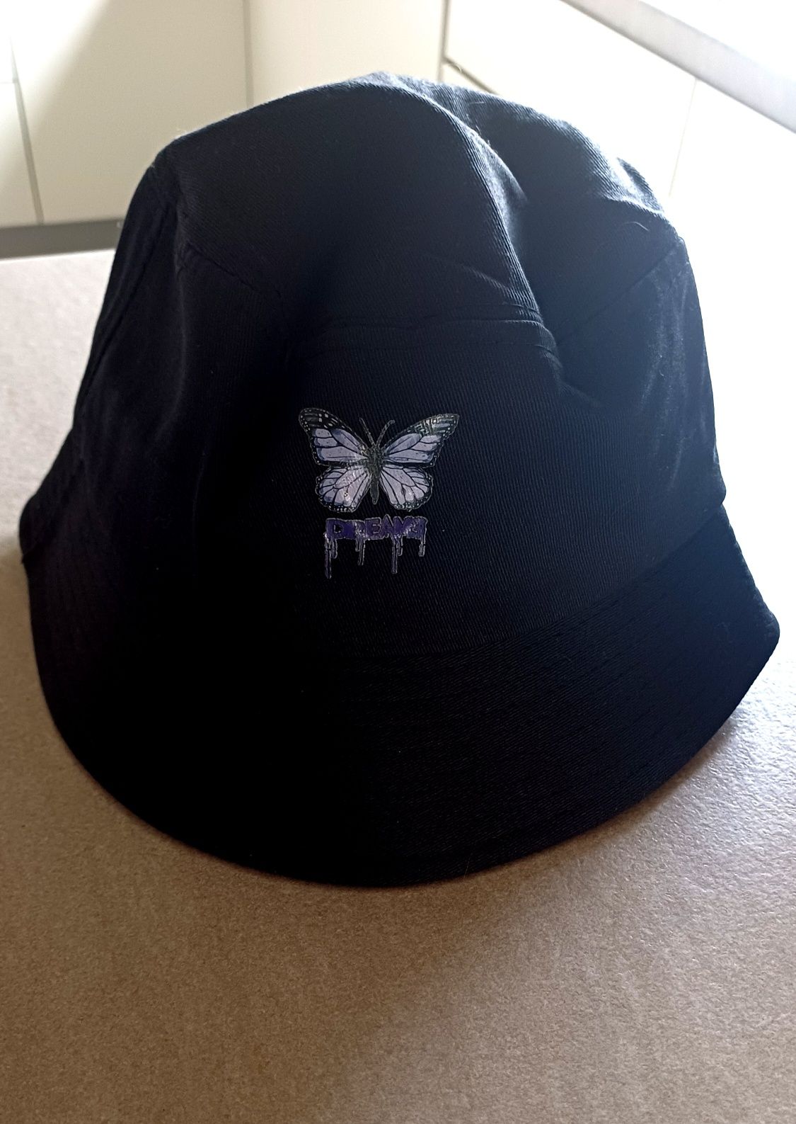 Czarny kapelusz z motylem