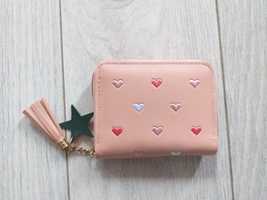 Mały pudrowy różowy portfel damski