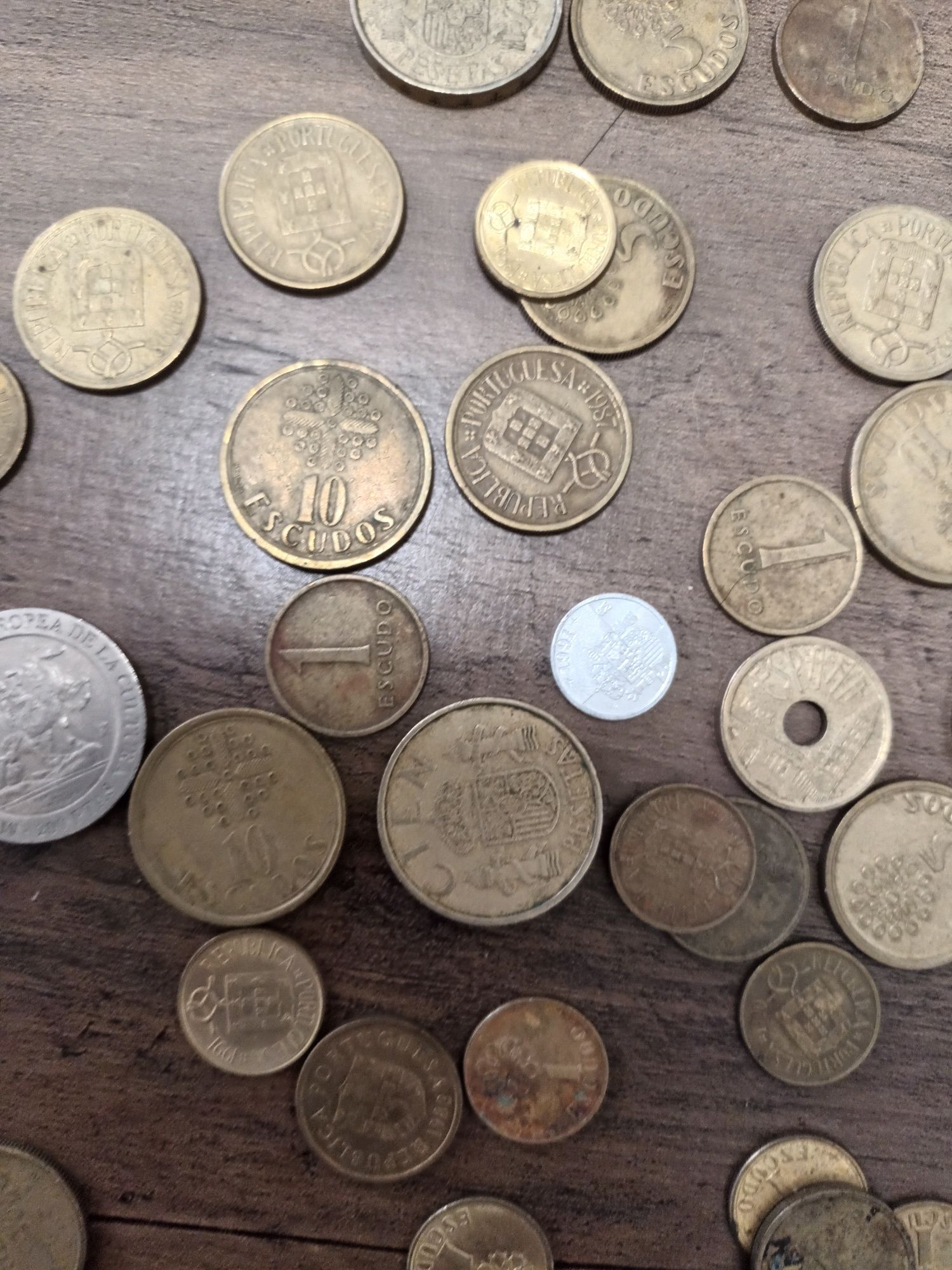 Moedas antigas escudo e pesetas