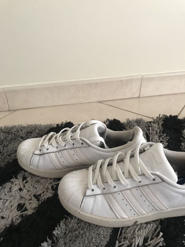 Ténis Adidas Superstar em bom estado