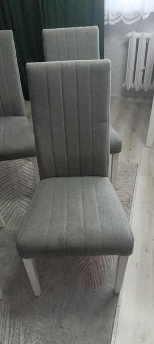Krzesła tapicerowane.Cena za 4 sztuki.