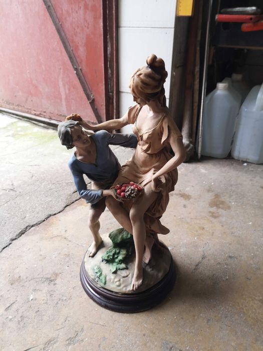 Estatueta com base de madeira, 45 cm