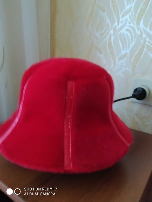 Шляпка женская из ворсованной ткани.