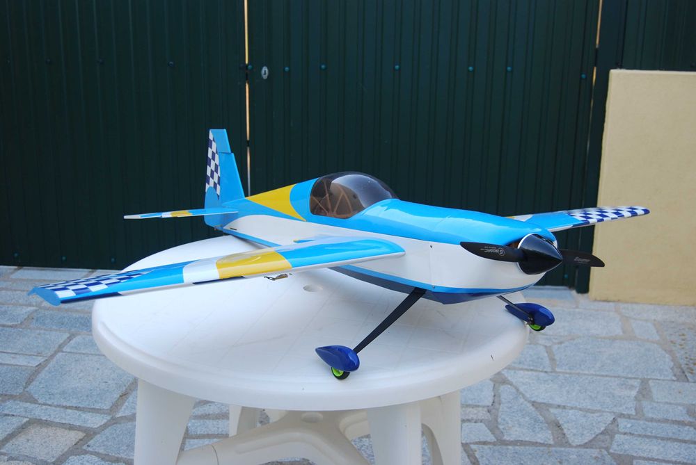 Avião aeromodelismo Extra260-50E