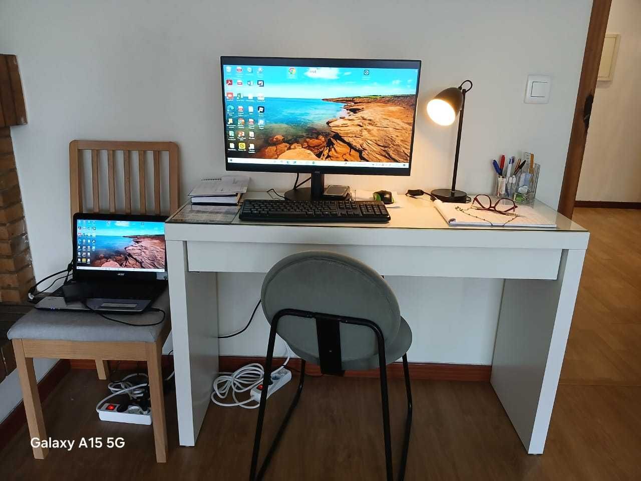 Mesa/secretária com gaveta e cadeira